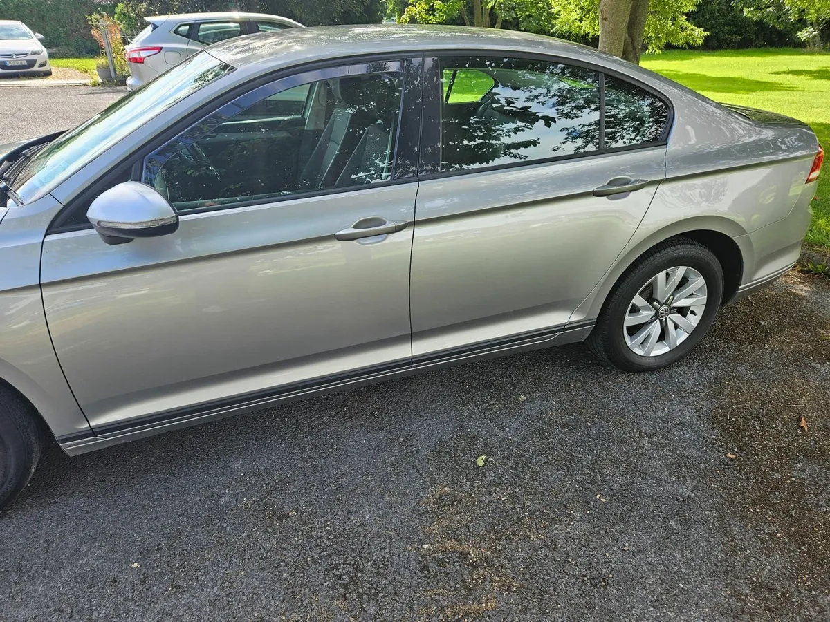 Volkswagen Passat 2016 - Image 2