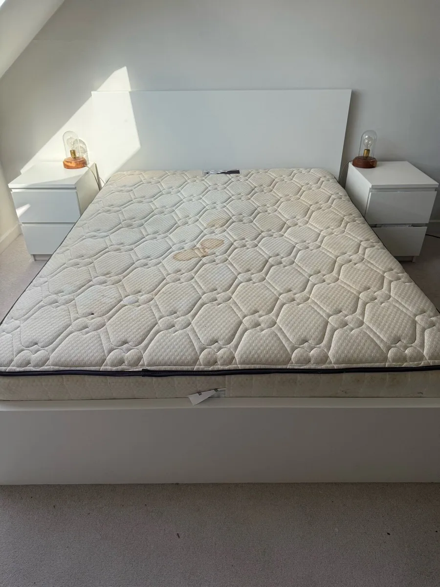 King bed, mattress & 2 lockers - Image 1