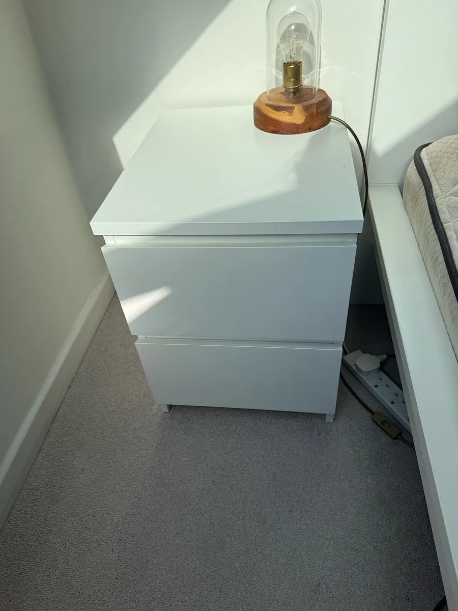 King bed, mattress & 2 lockers - Image 3