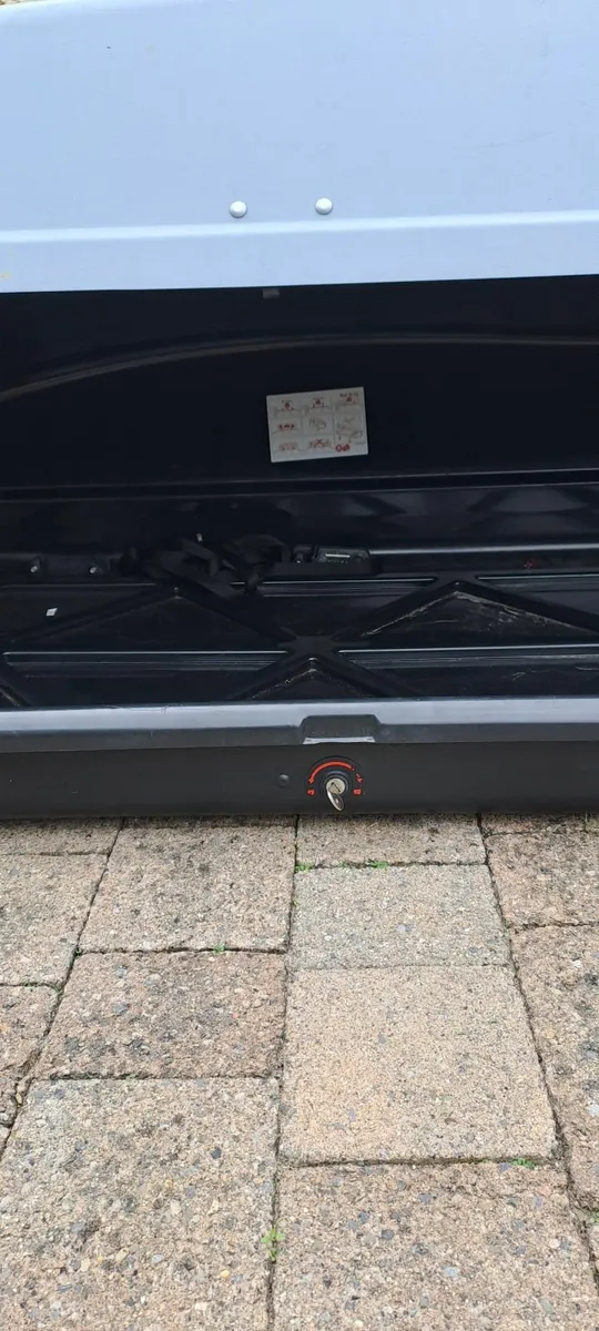 Car roof box - Image 1