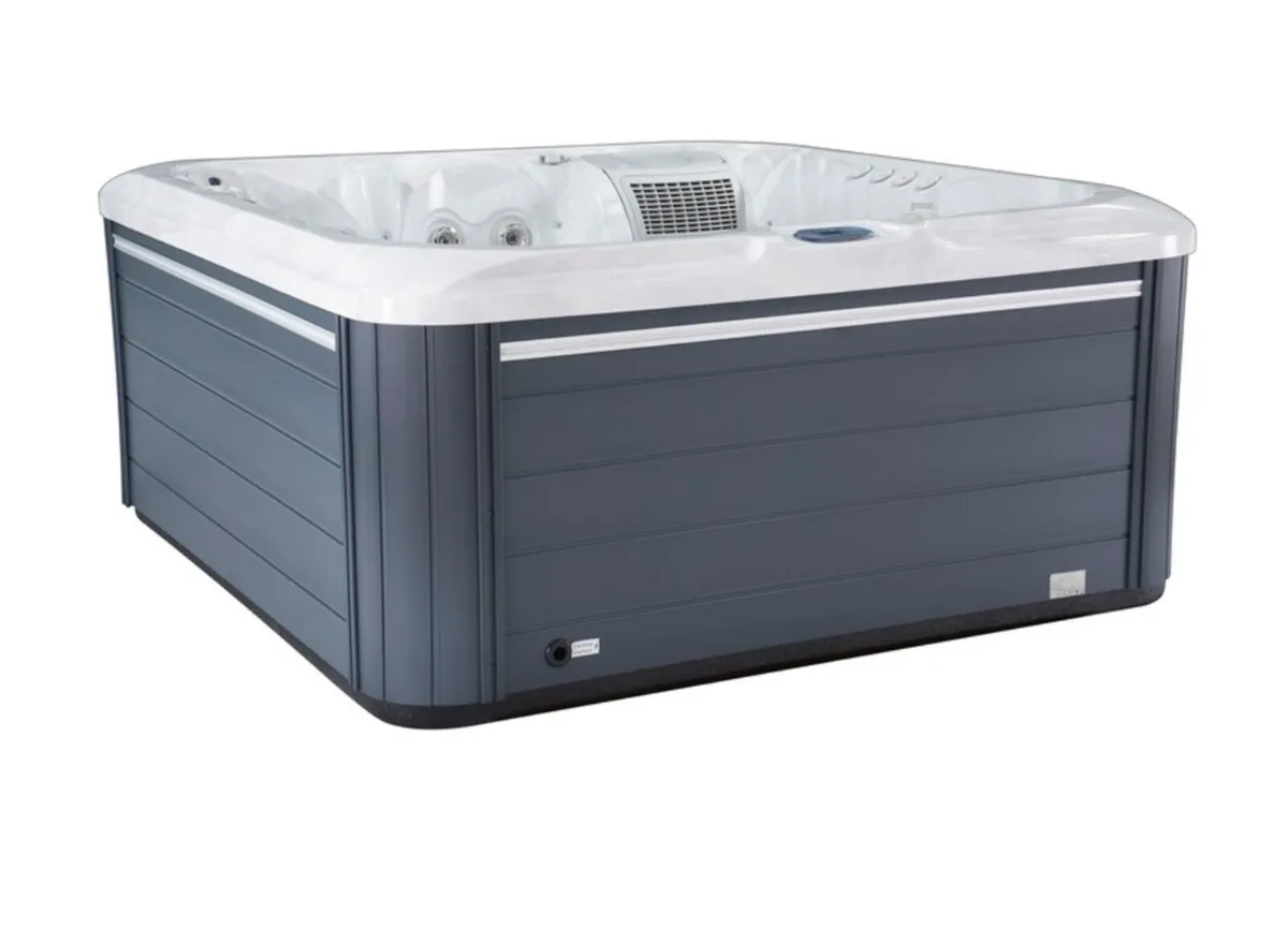 Free Delivery - New Vela 6 Person Hot Tub - Image 2