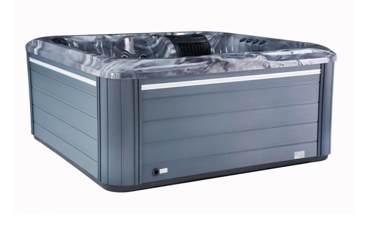 Free Delivery - New Vela clearance hot tub offer - Image 2