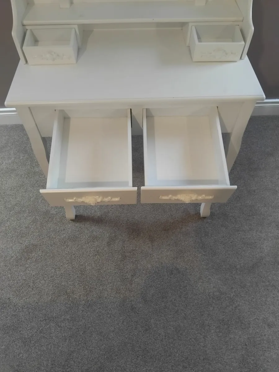 White vintage vanity - Image 4