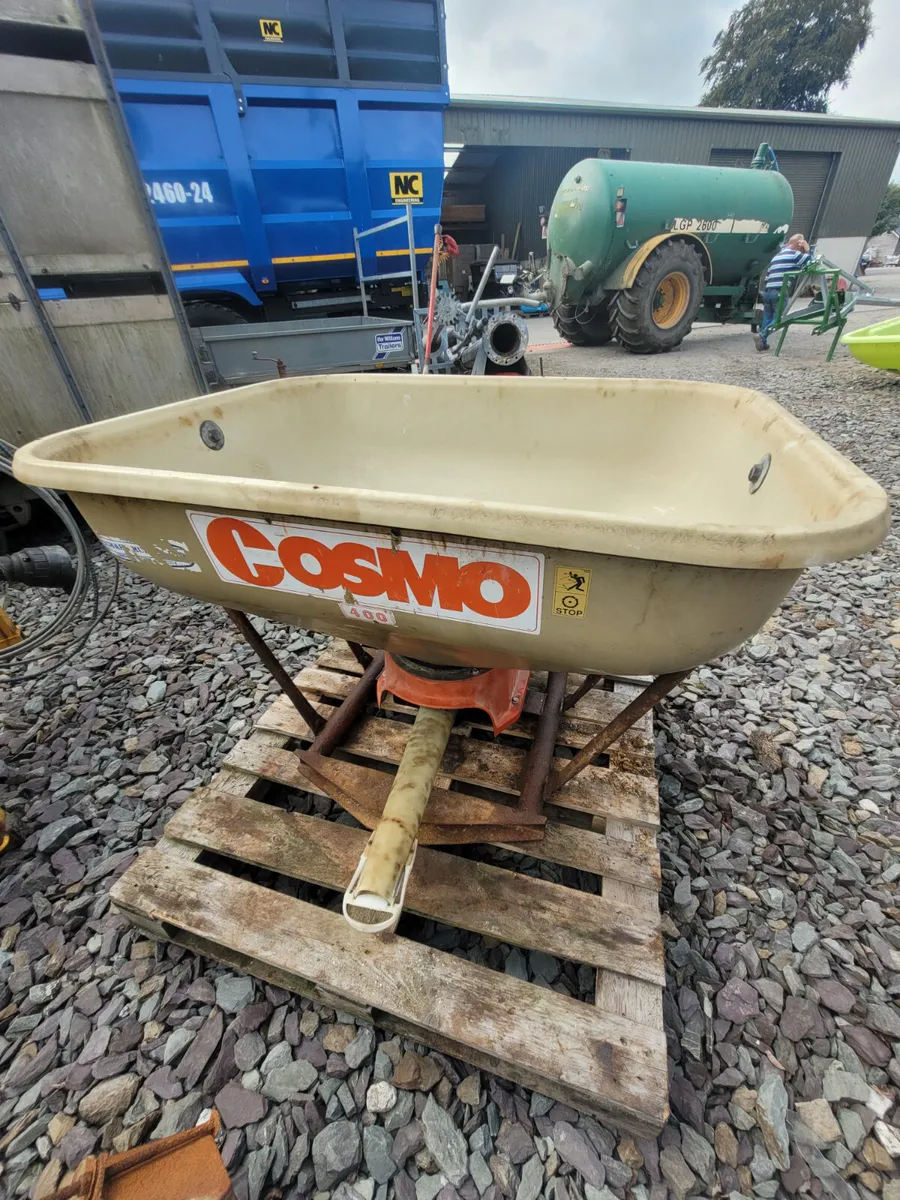Cosmo 8 bag Fertiliser Spreader Re-conditioned - Image 2