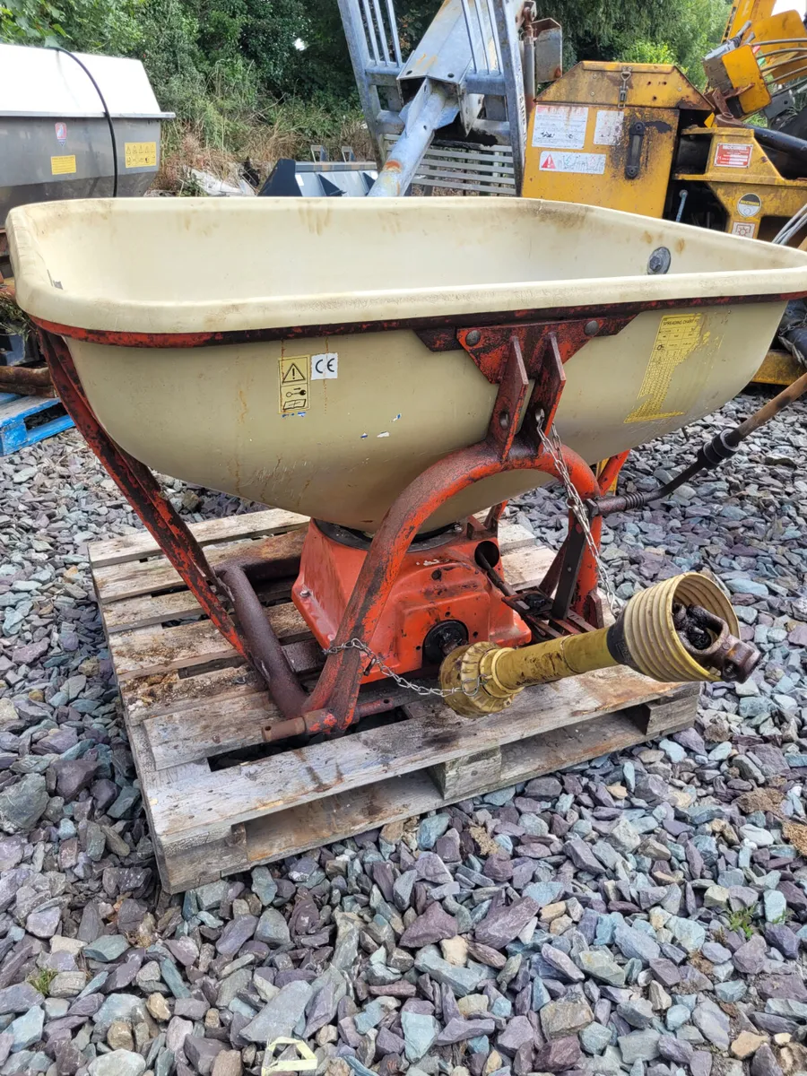 Cosmo 8 bag Fertiliser Spreader Re-conditioned - Image 1