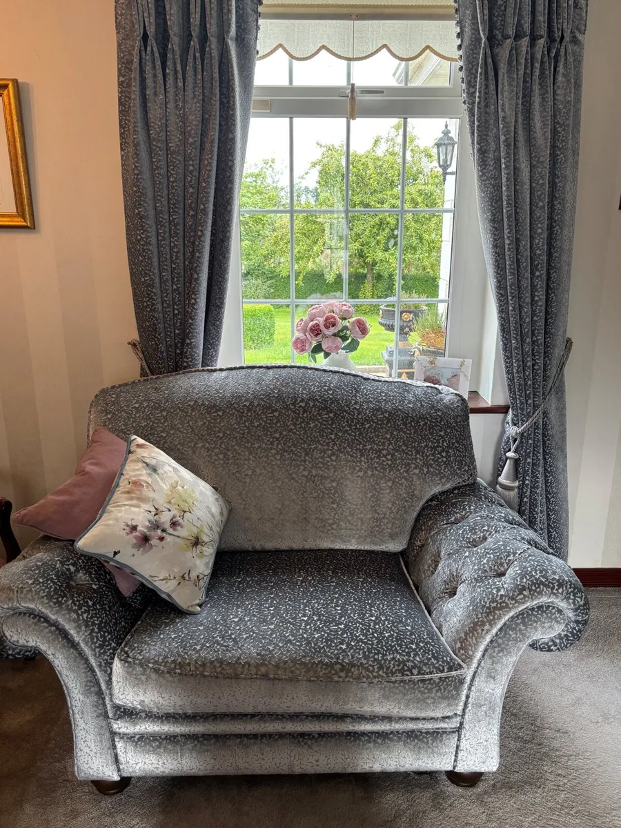 Drumbriston Furniture & Curtains Bundle - Image 1