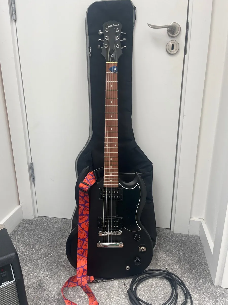 Guitar and Amp with everything included - Image 2