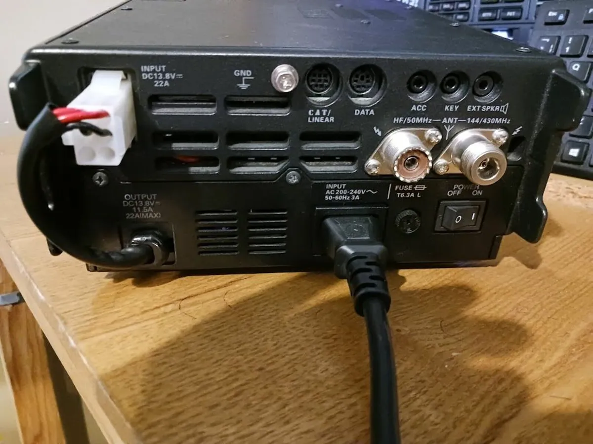 Yaesu FT-897D Amateur Radio & Power Supply - Image 3