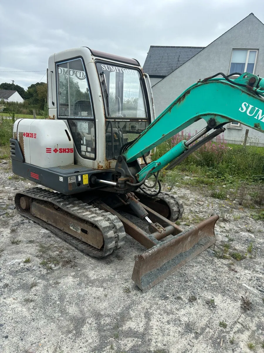 3.5 tonne sumitomo mini digger - Image 1