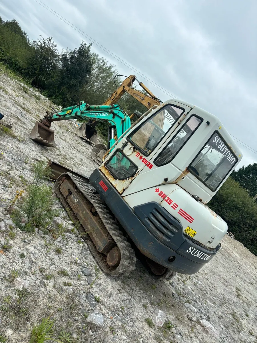 3.5 tonne sumitomo mini digger - Image 3