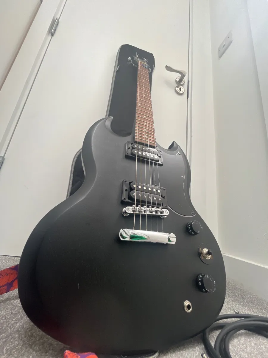 Guitar and Amp with everything included - Image 4