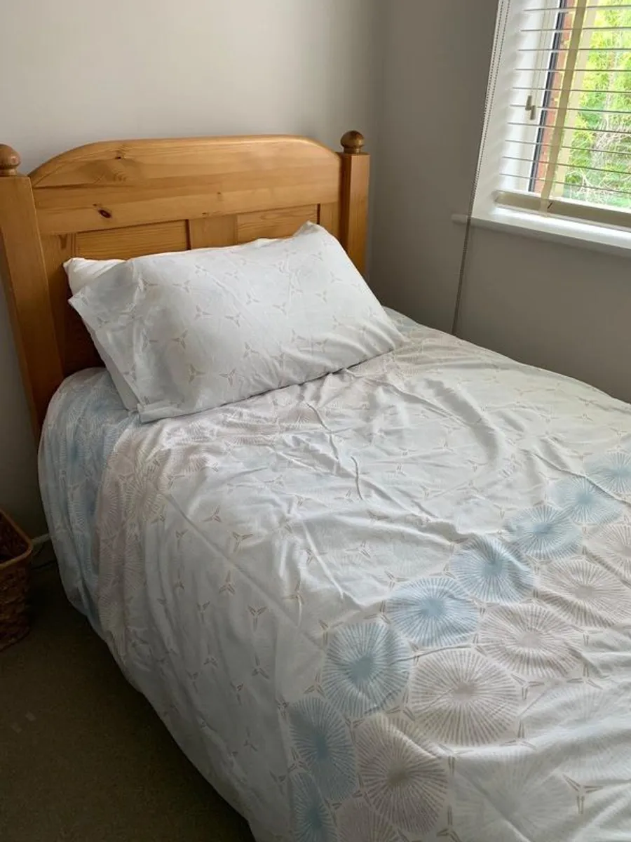 Single wooden bed and mattress in excellent condition - Image 1