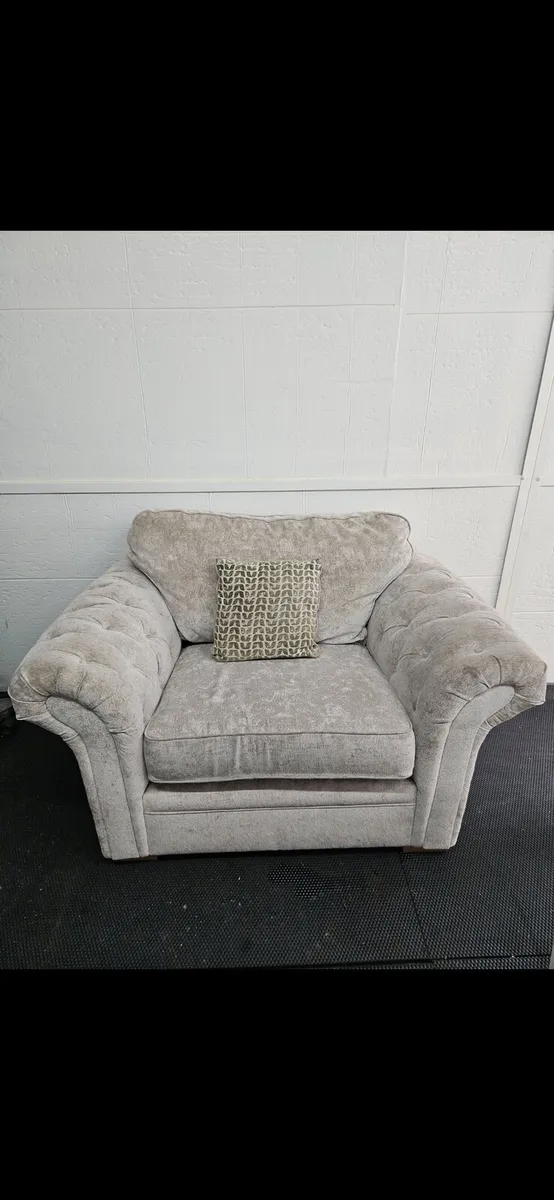 Stunning 1.5 Seater