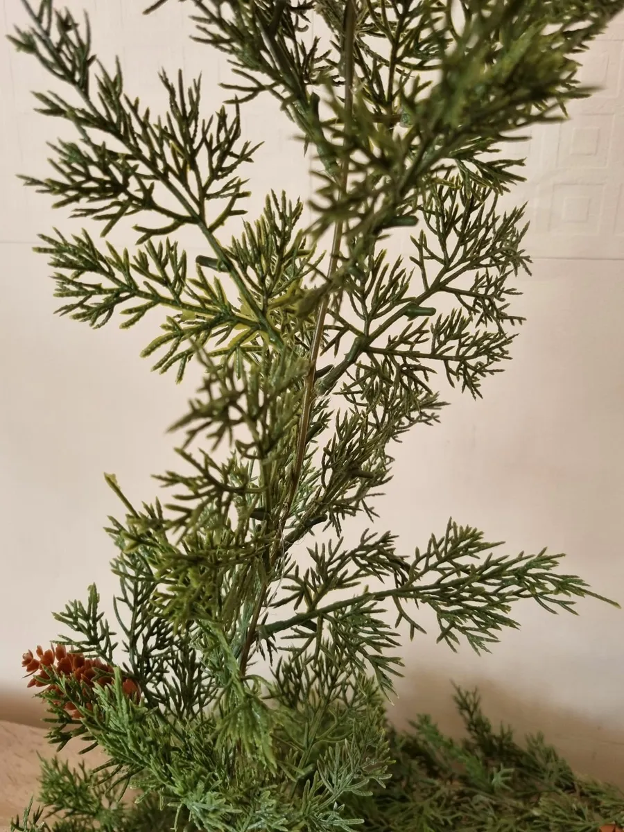Real like green cedar garland with pinecones - Image 3