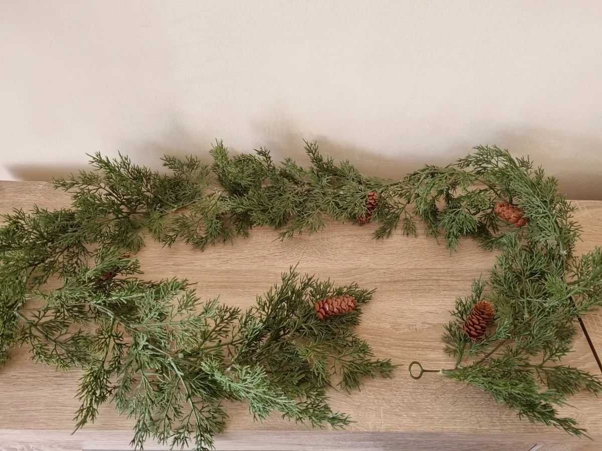 Real like green cedar garland with pinecones - Image 4