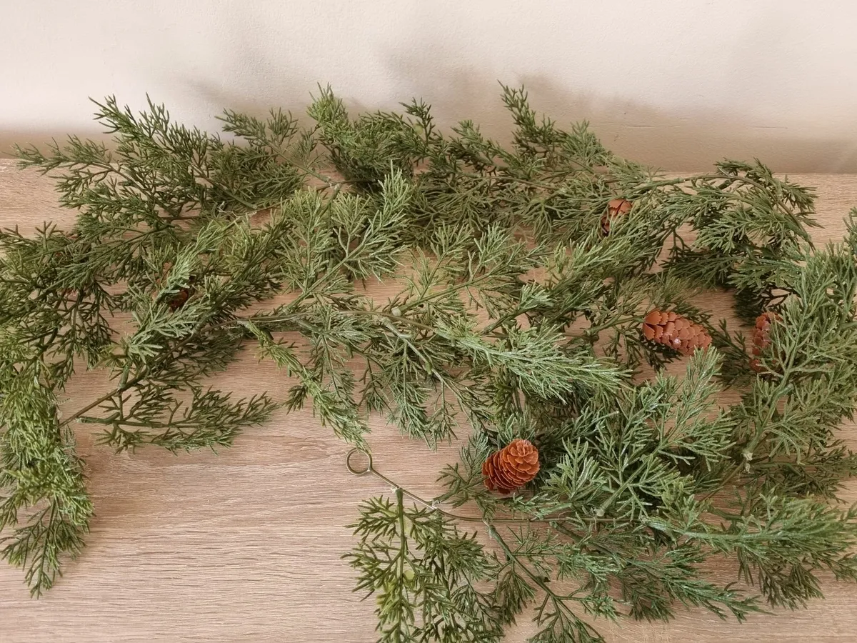 Real like green cedar garland with pinecones - Image 1