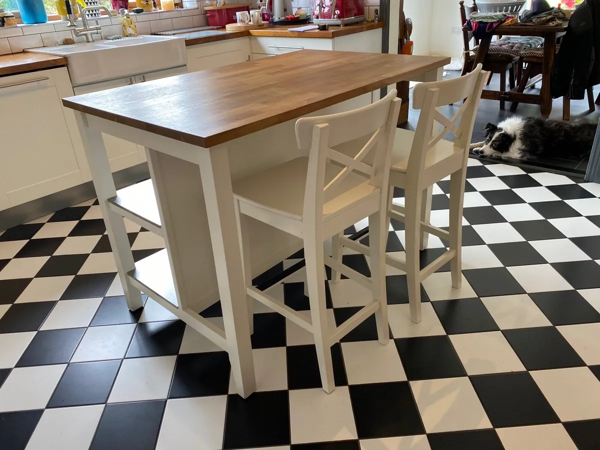 Kitchen Island & Chairs - Image 1