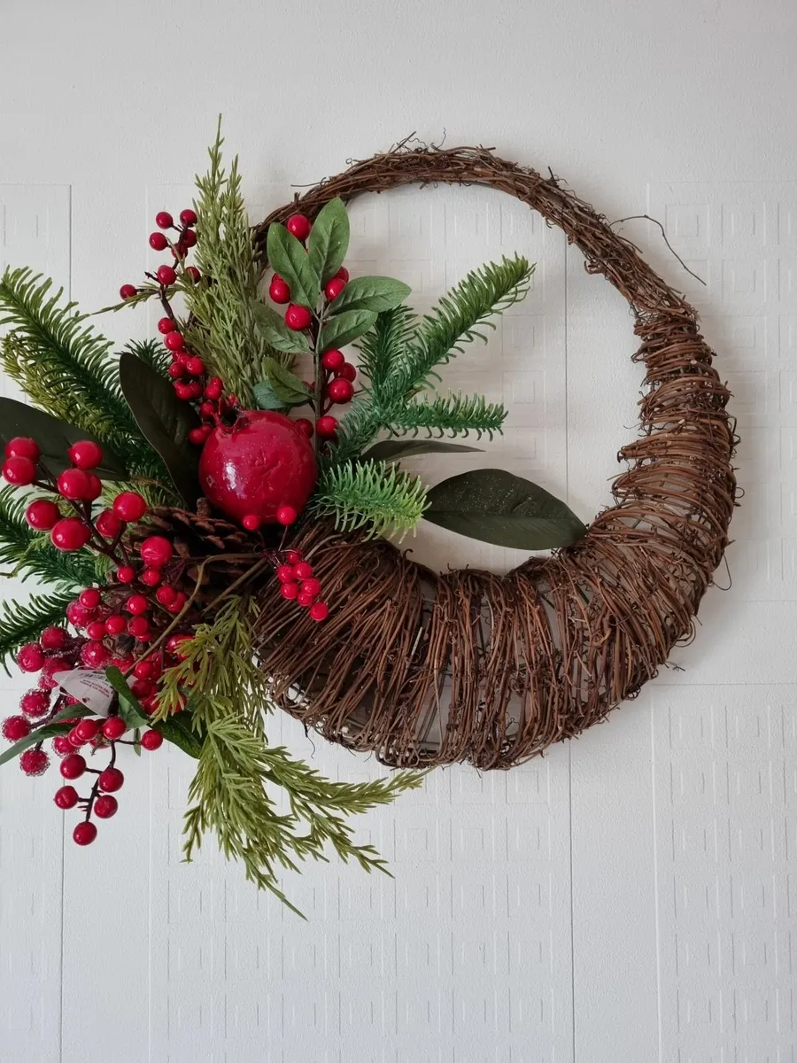 Natural red berries twig wreath 55cm - with tag - Image 1