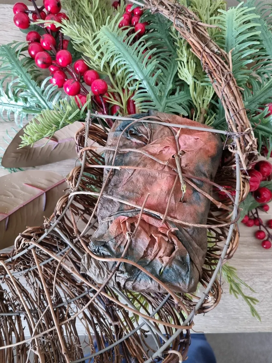 Natural red berries twig wreath 55cm - with tag - Image 3