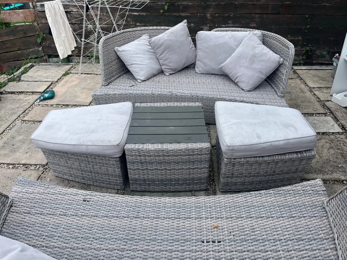 Stylish Rattan Garden Furniture Set - Image 1
