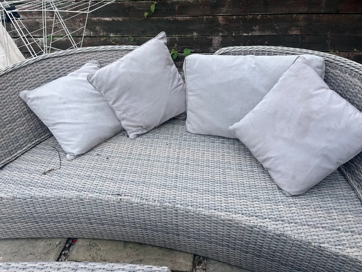 Stylish Rattan Garden Furniture Set - Image 3