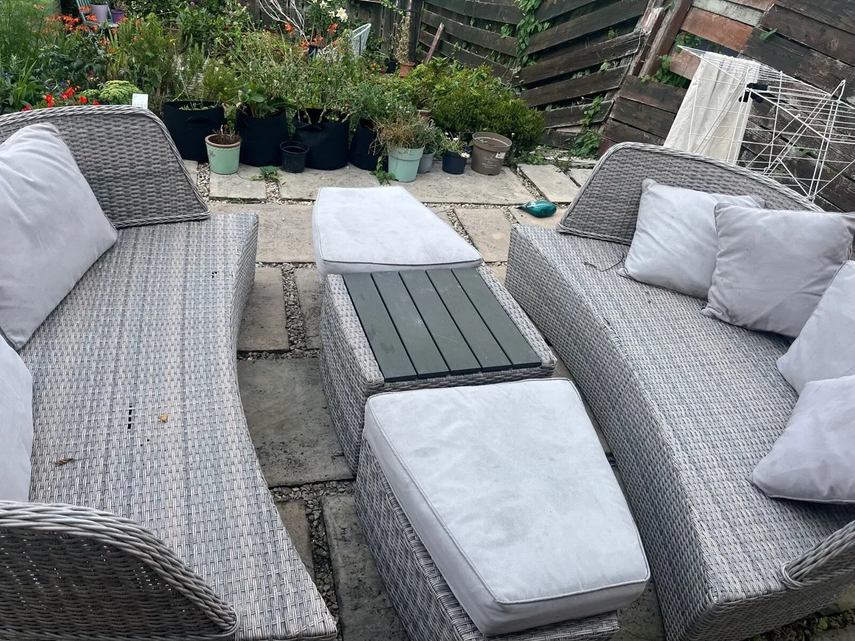 Stylish Rattan Garden Furniture Set - Image 4