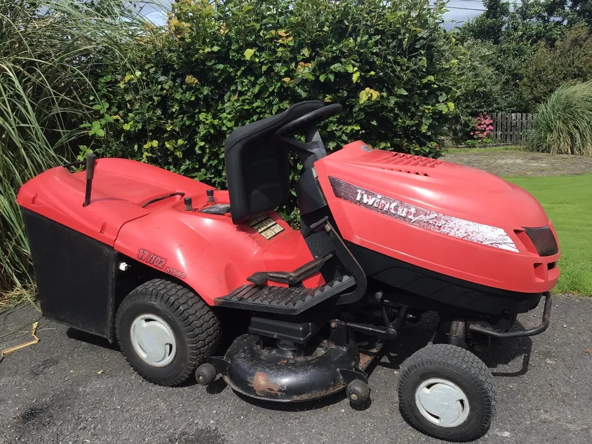 Castlegarden 17HP hydro ride on lawnmower - Image 1