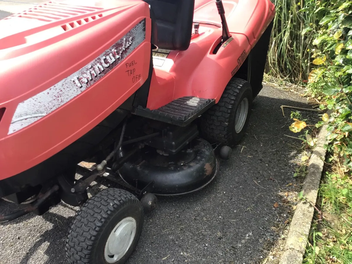 Castlegarden 17HP hydro ride on lawnmower - Image 3