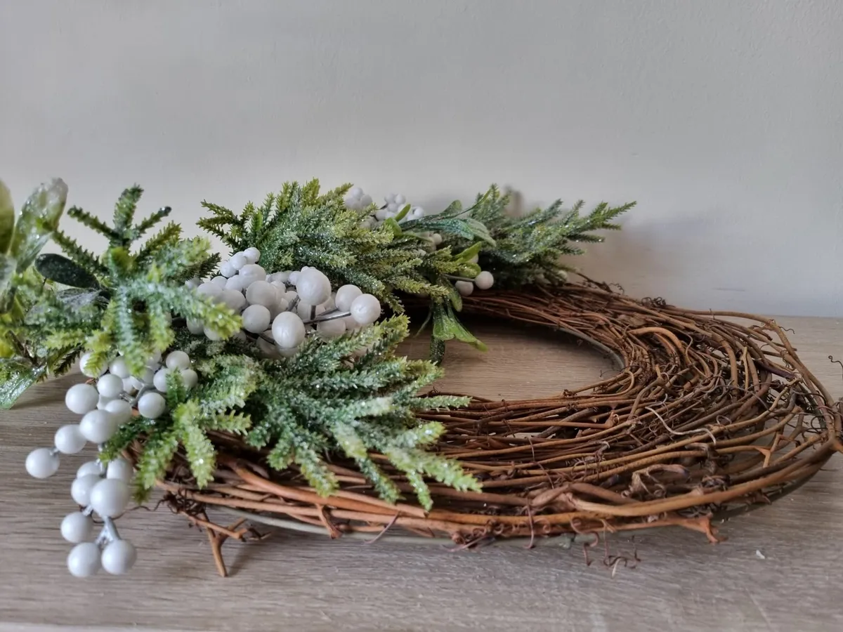 Natural wreath with white berries 50cm - NEW - Image 2