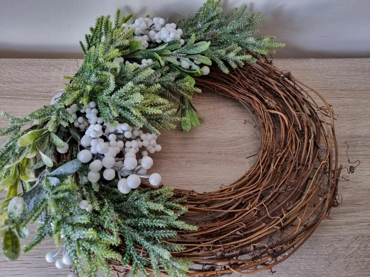 Natural wreath with white berries 50cm - NEW - Image 3