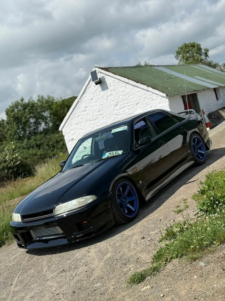 R33 skyline 4dr - Image 1