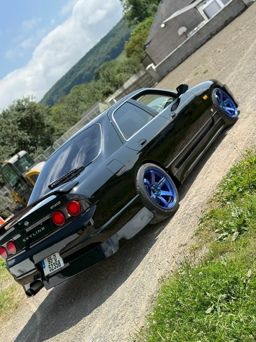 R33 skyline 4dr - Image 2