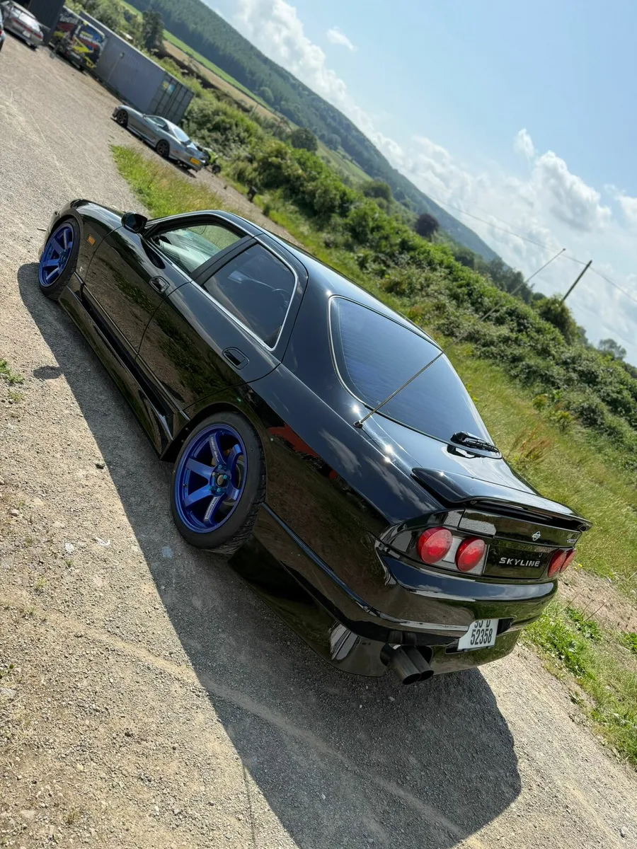 R33 skyline 4dr - Image 3