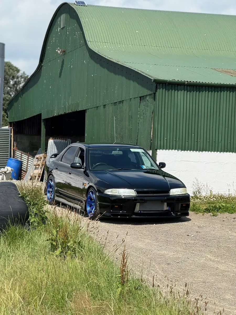 R33 skyline 4dr - Image 4