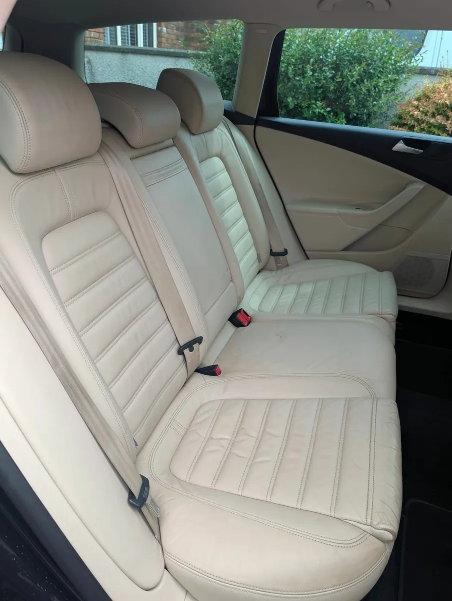 Volkswagen Passat 2010 - Image 2