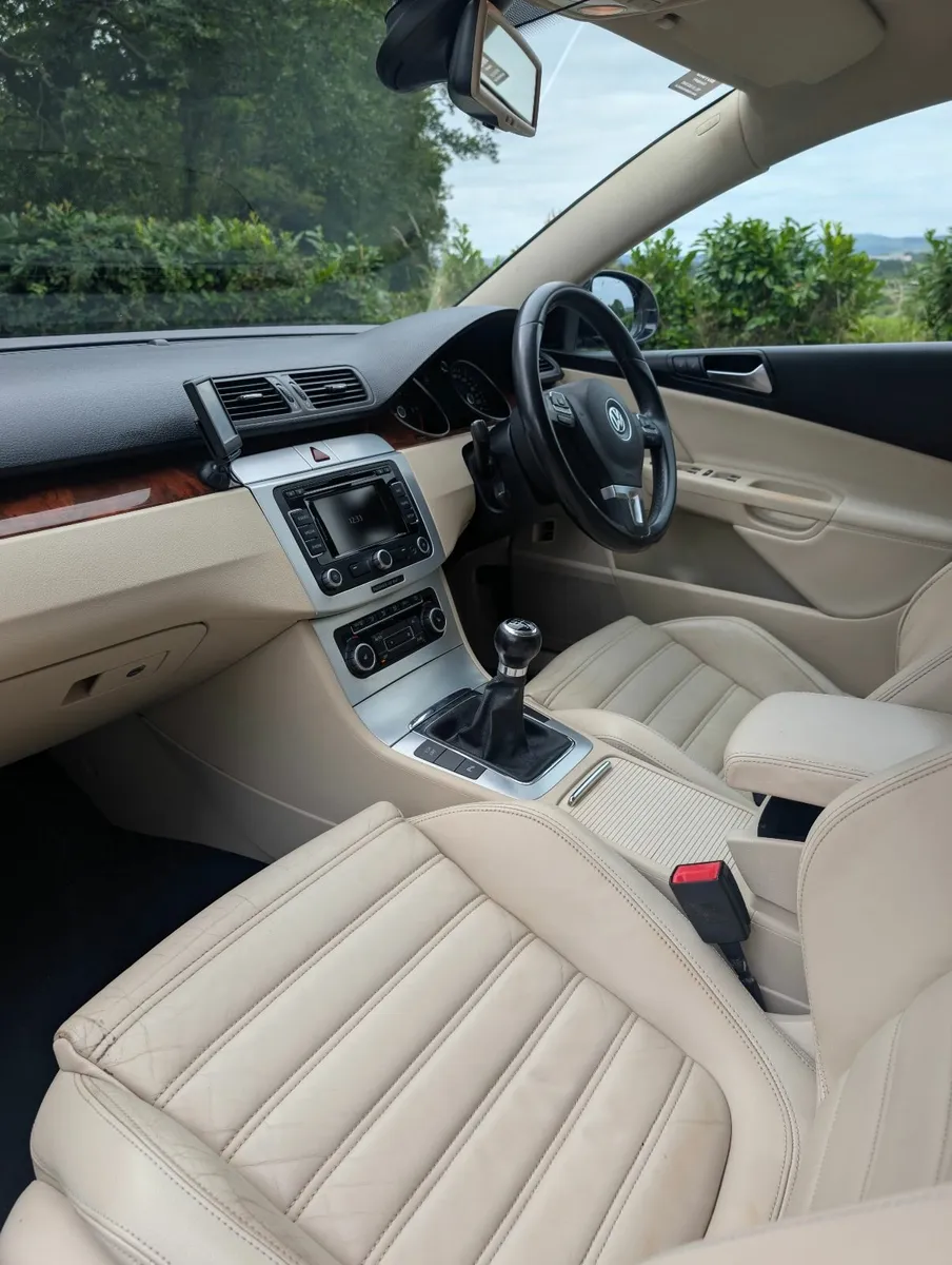 Volkswagen Passat 2010 - Image 4