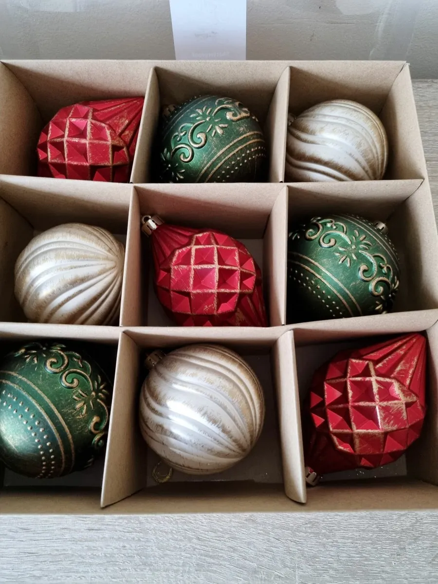 Shatterproof baubles red green gold- set of 9 - Image 1