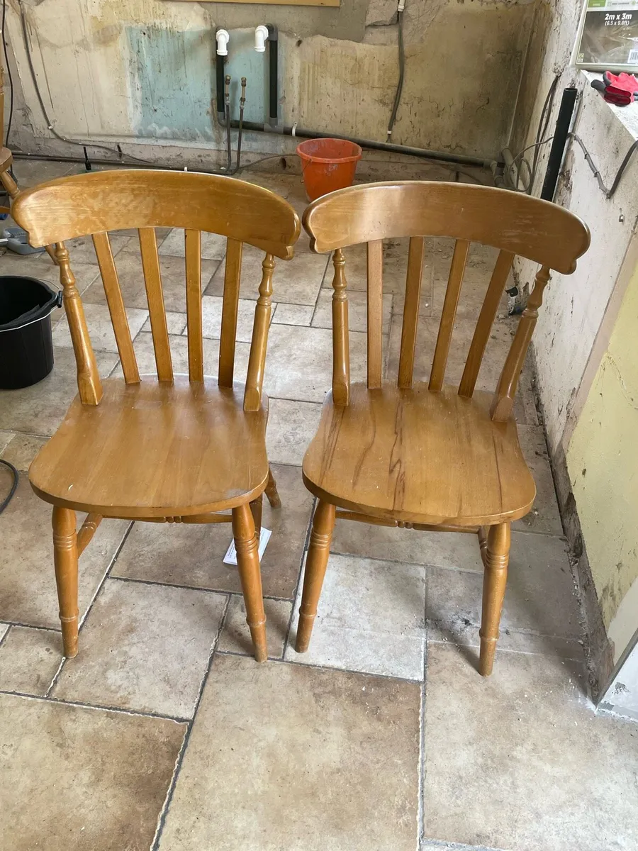Solid pine table and 6 solid chairs - Image 2