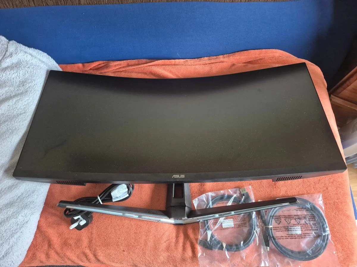 ASUS TUF Gaming Monitor&Electric Standing Desk - Image 3