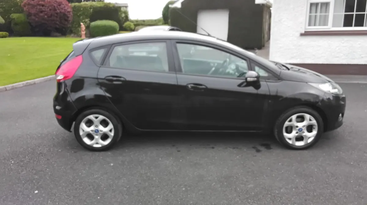FORD FIESTA  1.2 ZETEC...LOW MILES - Image 3
