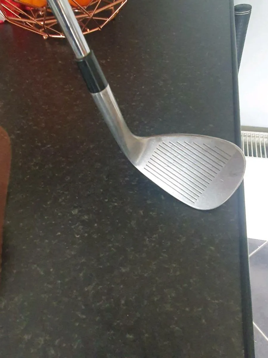 LEFT HANDED TAYLORMADE TOUR PREFERED SW - Image 3