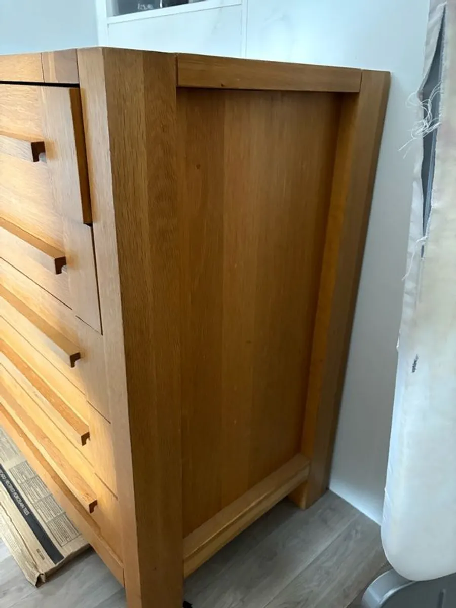 Oak (solid) chest of drawer from marks and Spencer - Image 4