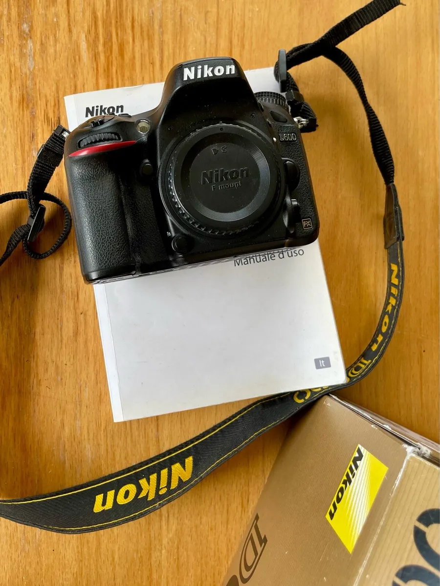 Nikon D600 professional camera +3 batteries and ch - Image 3