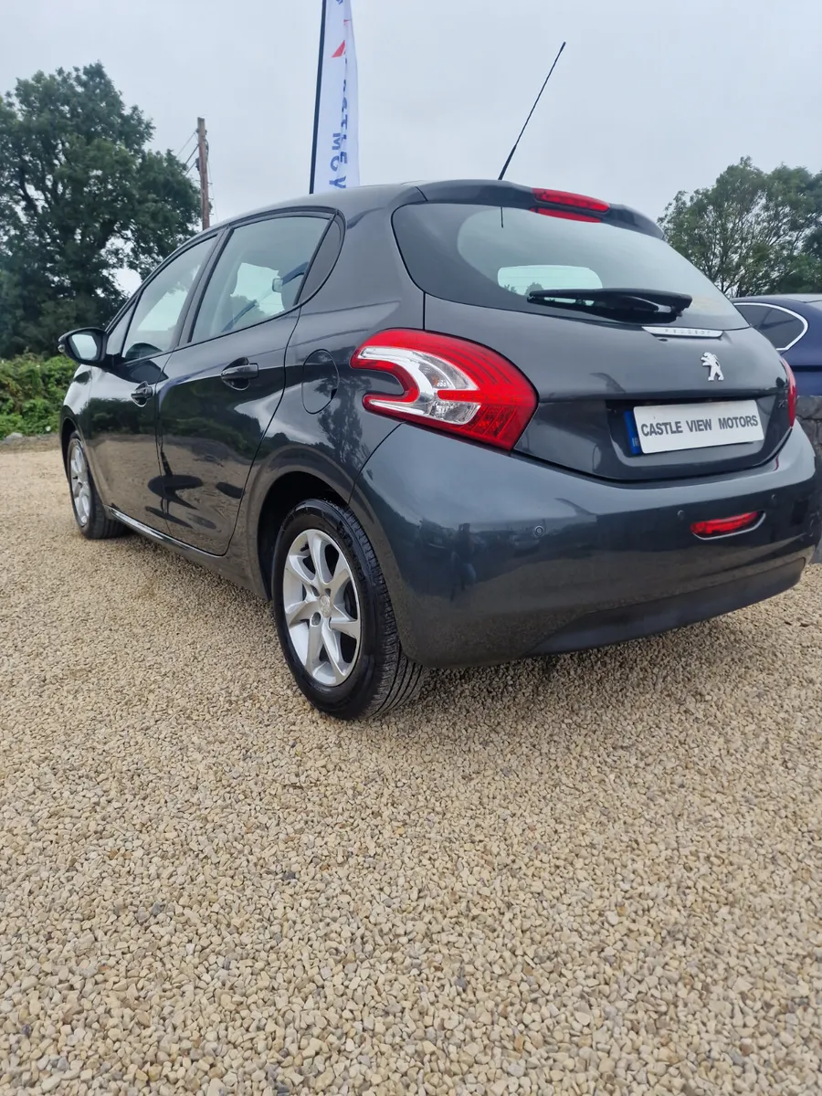 Peugeot 208 1.2 PETROL - Image 4