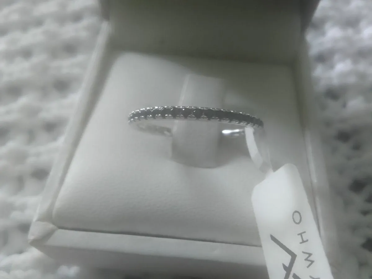 STERLING SILVER BLACK SPINEL ETERNITY RING N - Image 4