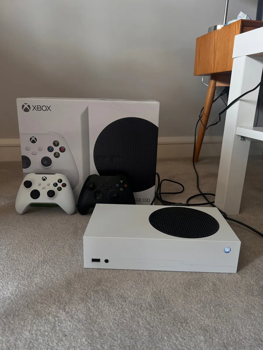 Xbox Series S 512GB + 2 Controllers - Image 1