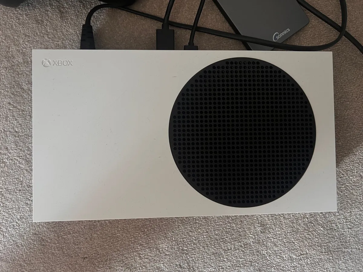 Xbox Series S 512GB + 2 Controllers - Image 2