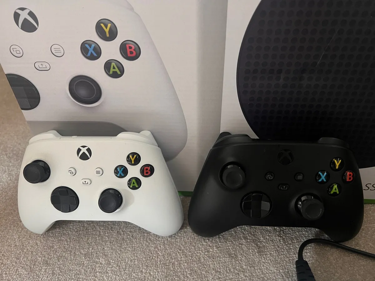 Xbox Series S 512GB + 2 Controllers - Image 3