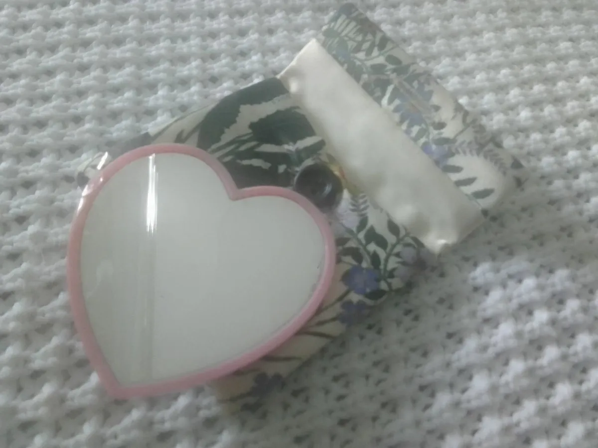 GUCCI  HEART  MAKEUP MIRROR WITH CASE NEW - Image 3