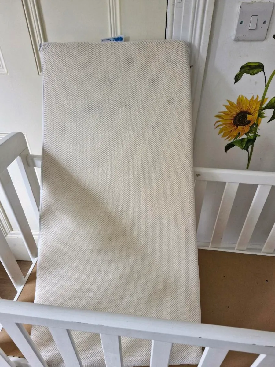 Baby cot with mattress - Image 3